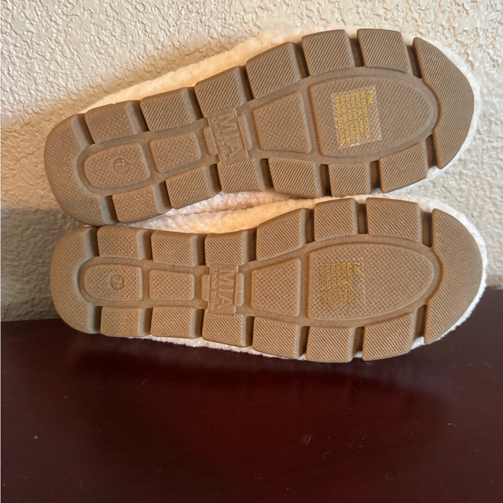 NWOT MIA Cream Fuzzy Slippers with Tan Soles - Picture 6 of 6